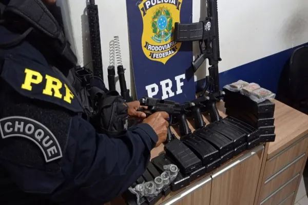 Foto relacionada a notícia: PRF apreende arsenal de armas e drogas em abordagem na BR-277 em Céu Azul