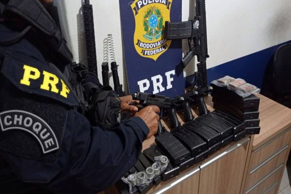 Imagem referente a notícia: PRF apreende arsenal de armas e drogas em abordagem na BR-277 em Céu Azul