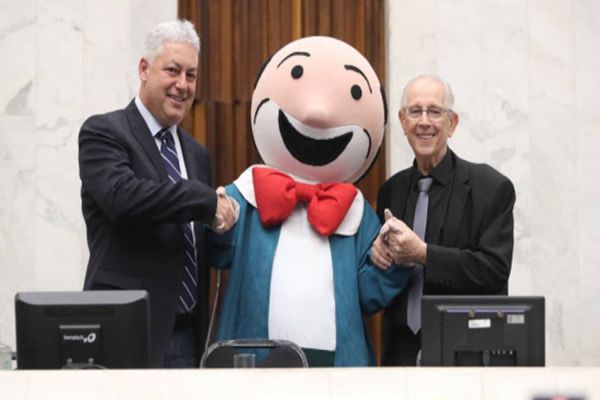 Criador das figurinhas do Zequinha recebe título de Cidadão Benemérito do Paraná