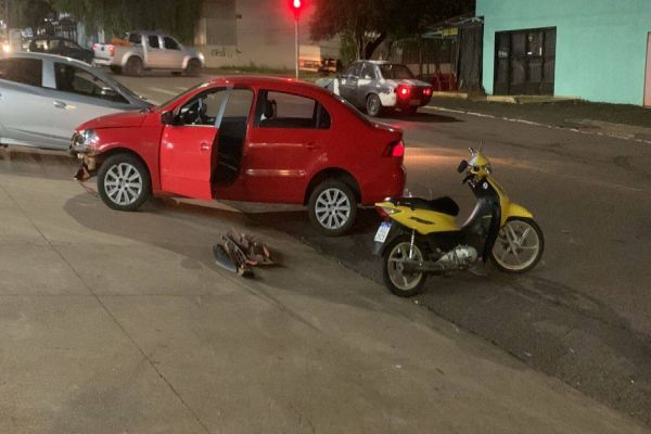 Imagem referente a notícia: Motociclista de 48 anos sofreu contusão na perna direita após colisão na Rua Europa