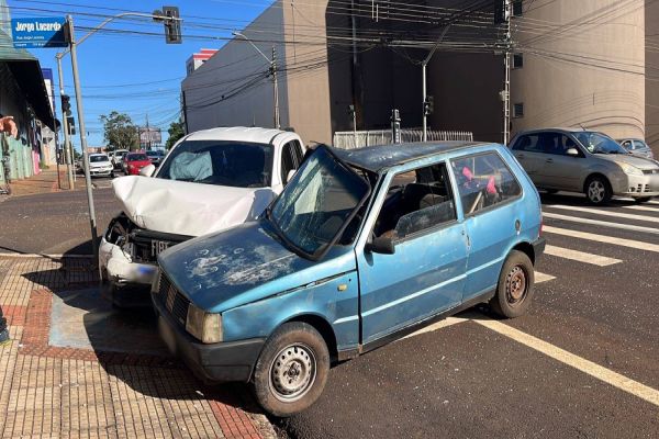 Forte colisão de trânsito é registrada na Rua Jorge Lacerda, no Centro de Cascavel