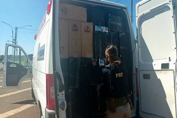 PRF apreende ambulância recheada de cigarros na BR-277, em Santa Terezinha do Itaipu
