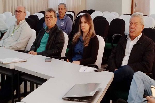 Reunião esclarece dúvidas sobre logística reversa de embalagens de defensivos agrícolas em Cascavel