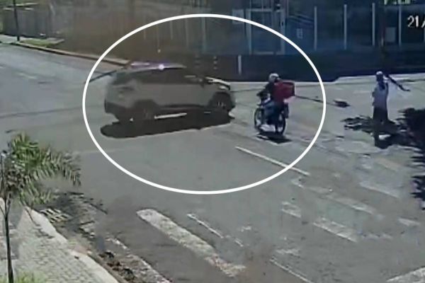 Imagem referente a notícia: Grave acidente deixa adolescente ferido em Cascavel; Câmera de segurança registra momento da colisão