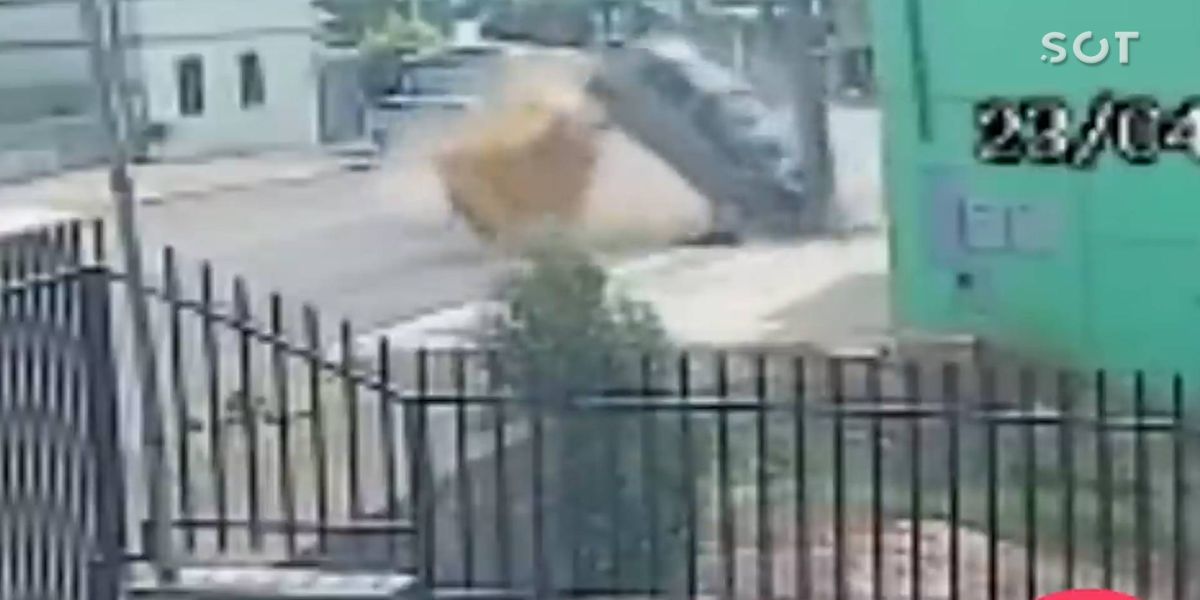 Carro bate em caçamba de lixo e poste no centro de Guaraniaçu