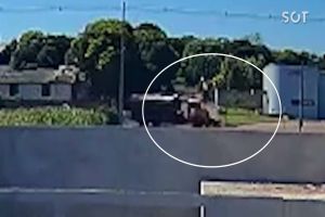 Câmera flagra grave colisão entre moto e caminhão em Quatro Pontes: Motociclista morreu no local
