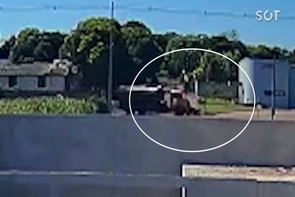 Câmera flagra grave colisão entre moto e caminhão em Quatro Pontes: Motociclista morreu no local