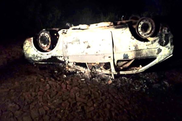 Carro pega fogo e fica totalmente destruído após acidente na PR-845, em Nova Tebas
