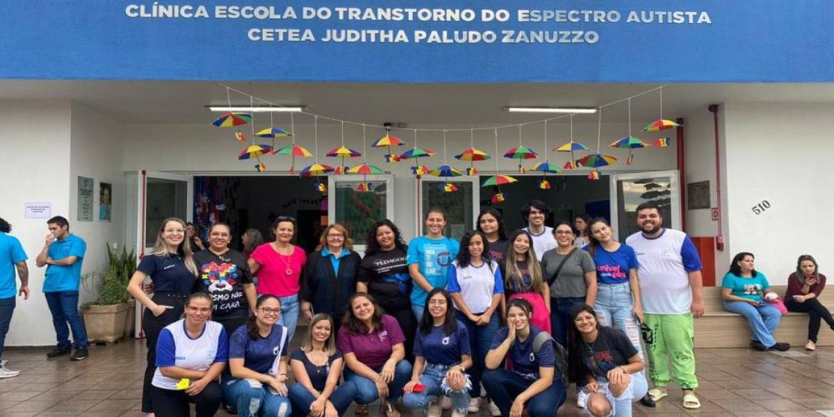 Acadêmicos de Pedagogia da Univel visitam clínica escola para autistas em Cascavel