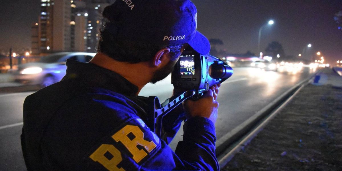 PRF flagra 8,4 mil carros acima da velocidade durante o feriado de Tiradentes no Paraná