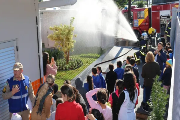 Foto relacionada a notícia: Escolas e Cmeis retomam simulados de abandono em caso de incêndio