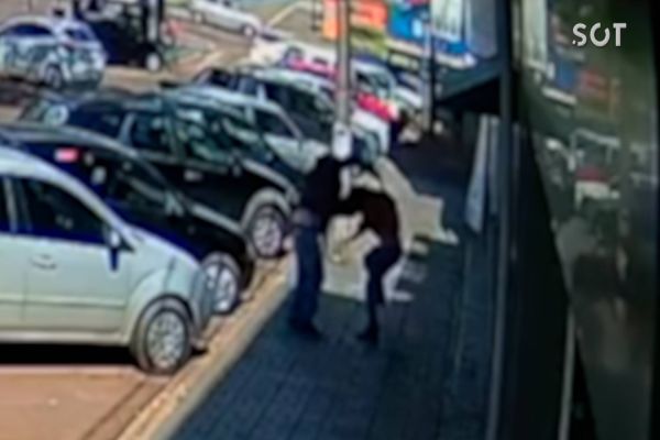 Imagem referente a notícia: Câmera de monitoramento registra momento em que homem é esfaqueado em Guaraniaçu