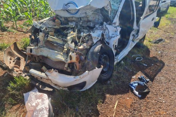 Colisão frontal entre caminhão e carro deixa condutor ferido na PR-239 em Assis Chateaubriand