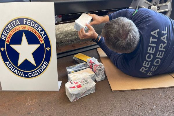 Receita Federal de Cascavel apreende 33 smartphones contrabandeados em veículo com fundo falso