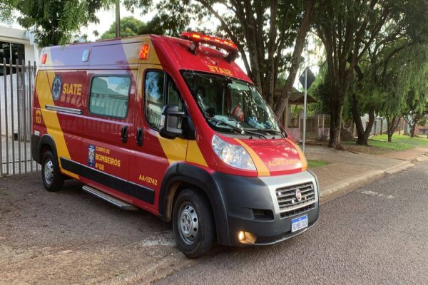 Imagem referente a notícia: Jovem fica ferida em acidente envolvendo carro e moto no bairro Alto Alegre