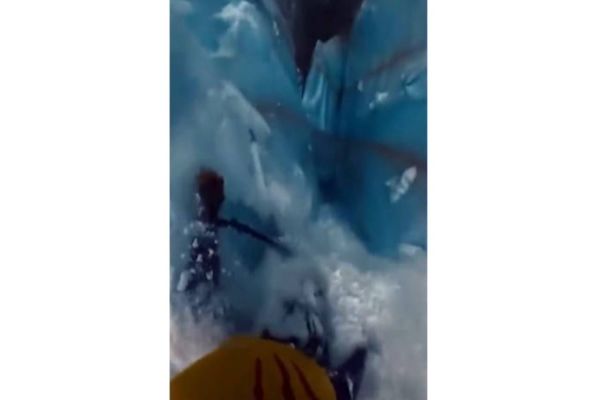 Imagem referente a notícia: Esquiador cai em cratera congelada em estação de esqui na França e sobrevive