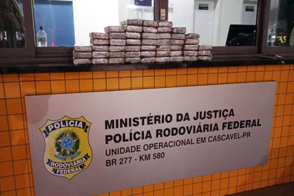 PRF apreende mais de 50 quilos de cocaína escondidos em fundo falso de veículo em Cascavel