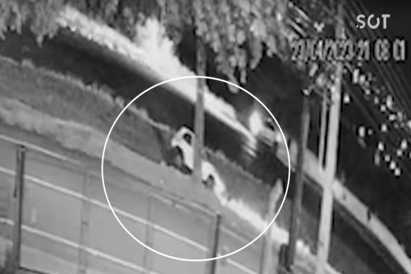 Câmera de monitoramento registra colisão entre dois carros próximo ao Trevo da Petrocon