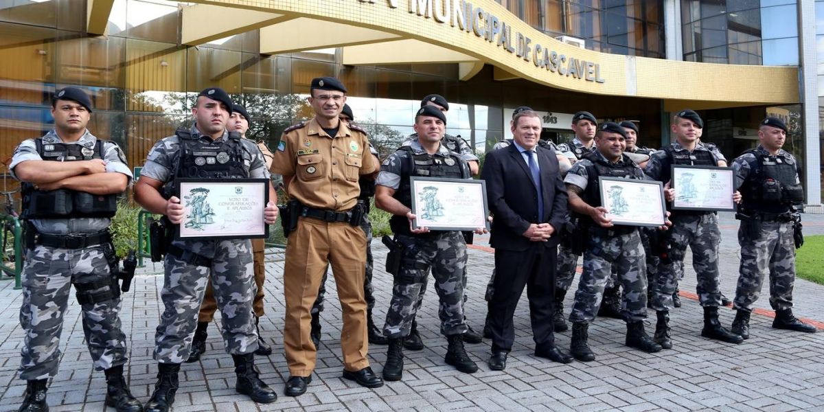 Soldado Jeferson entrega homenagem a PMs do Choque que salvaram vida de criança