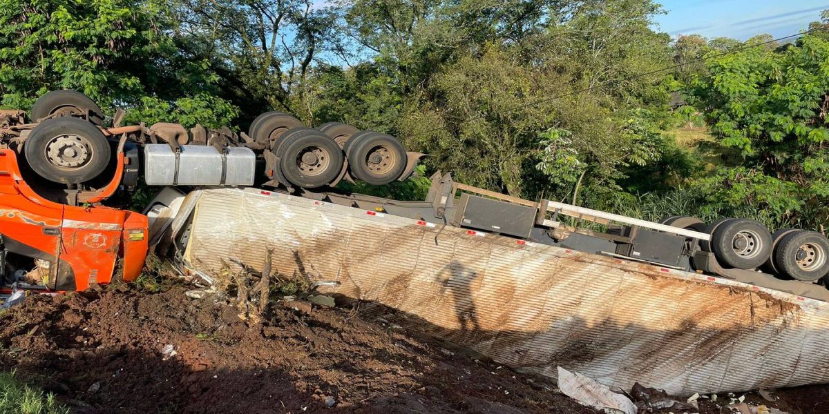 Caminhão carregado de frango congelado tomba em curva na BR 163 em Capitão Leônidas Marques