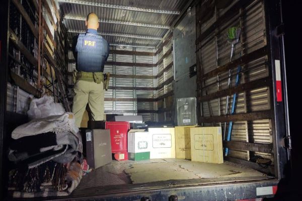PRF apreende mais de 300 garrafas de Vinho de origem estrangeira na BR-277 em Guarapuava