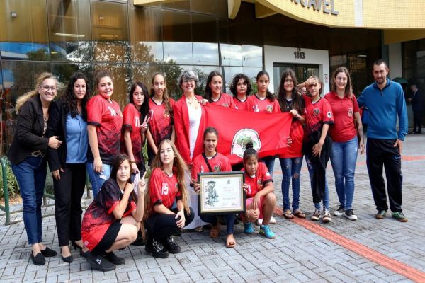 Futsal feminino de assentamento recebe aplausos por título em jogos escolares