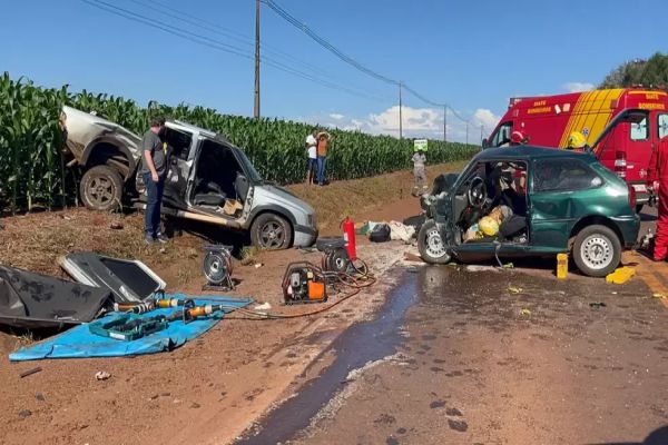 Colisão frontal entre carro e caminhonete deixa duas mulheres mortas em Campo Mourão