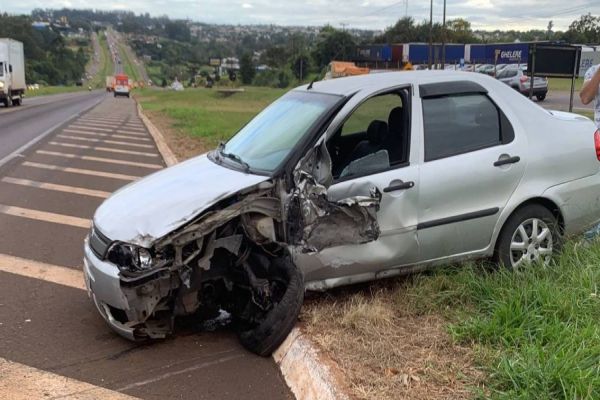 Imagem referente a notícia: Grave acidente envolvendo carro e caminhão é registrado na BR-277 em Cascavel
