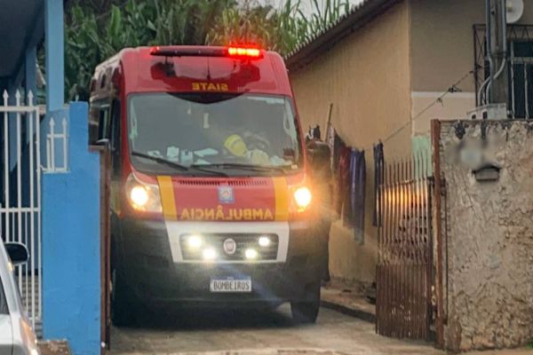 Homem de 66 anos fica ferido após cair do telhado no Bairro Morumbi