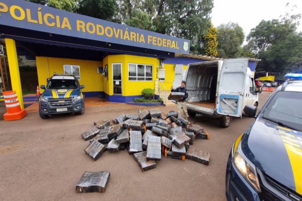 PRF prende dois cascavelenses com quase 1,5 tonelada de maconha dentro de veículo clonado do EB