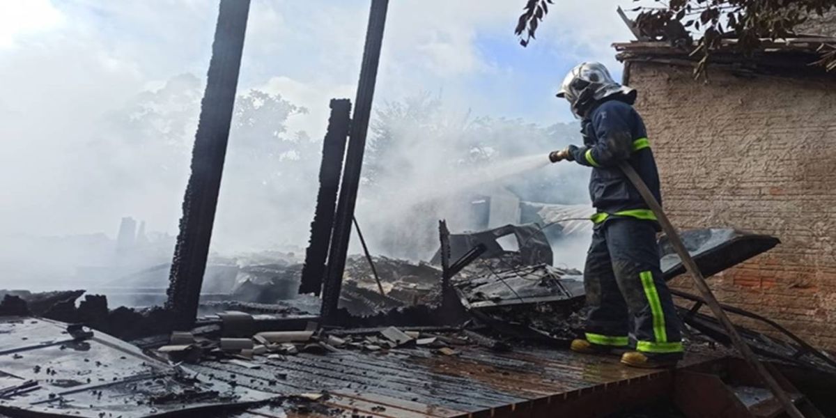 Casa é destruída por fogo na linha Canhadão, em Diamante do Sul