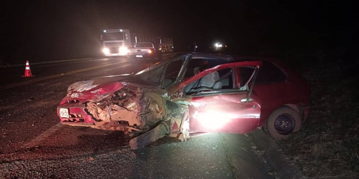 Palio colide frontalmente em caminhão na BR-277 e condutor sai ileso
