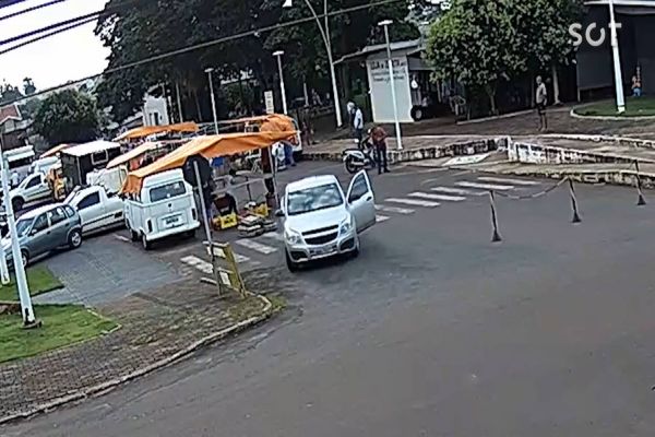 Idoso de 80 anos causa acidente ao dar marcha ré e destruir barraca de feirante em Goioerê