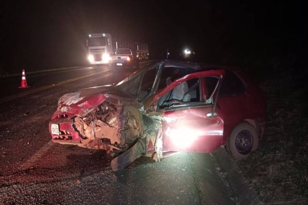 Palio colide frontalmente em caminhão na BR-277 e condutor sai ileso