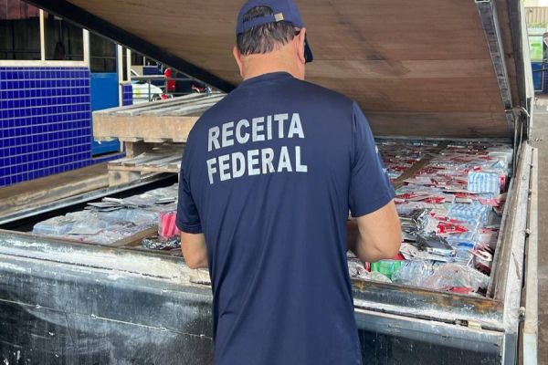 Receita Federal apreende veículo com fundo falso da Ponte Internacional da Amizade