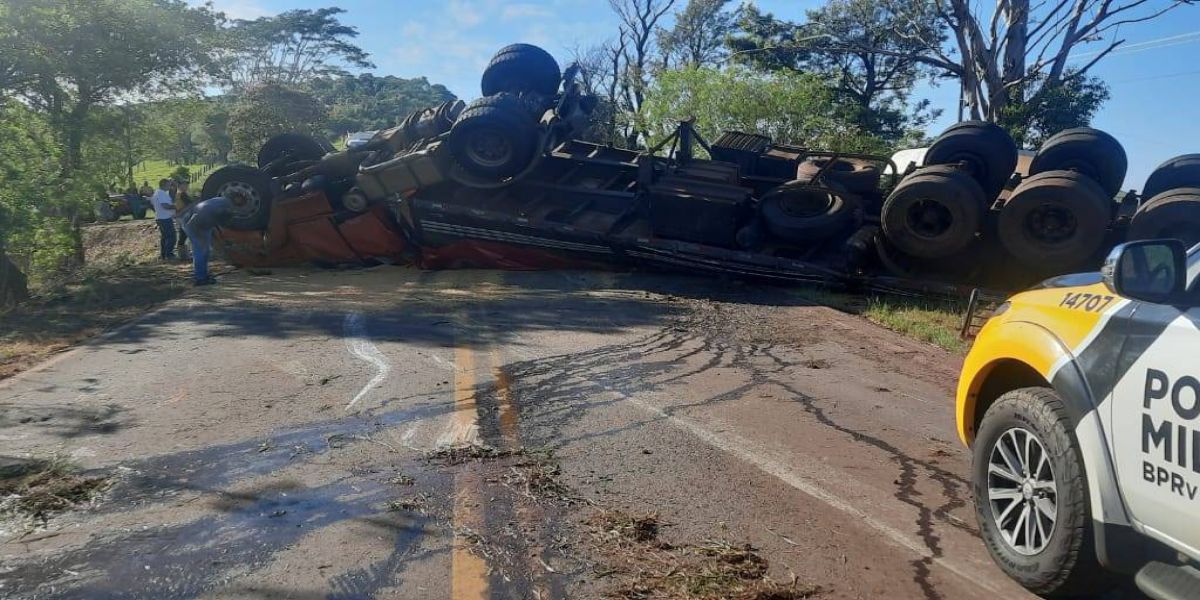 Tombamento de carreta interdita rodovia PR-488 em Diamante D’Oeste