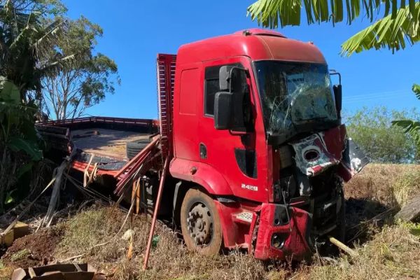 Imagem referente a notícia: Dois acidentes em um mesmo local: caminhão colide com carreta na PR-488 em Diamante D’Oeste