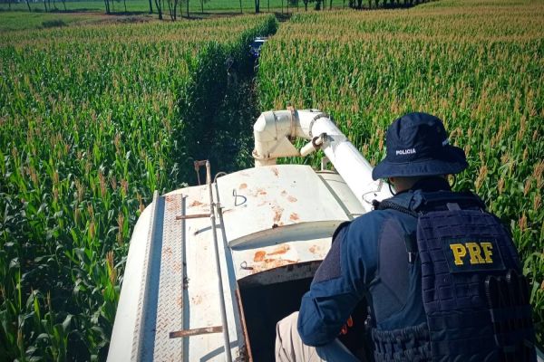 Imagem referente a notícia: Após fuga, PRF apreende caminhão carregado com quase 200 mil maços de cigarros no oeste do Paraná