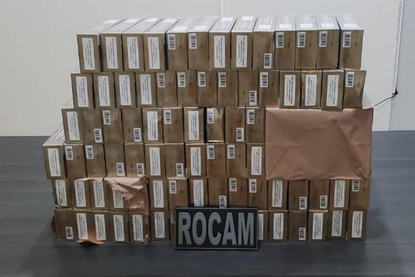 Polícia Militar apreende maços de cigarros contrabandeados em Cascavel