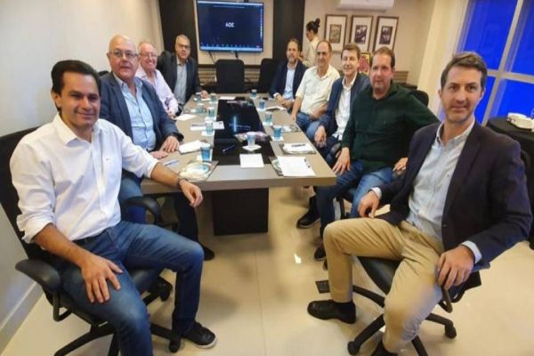 Marcio Pacheco discute invasões de terras, pedágio e nova Ferroeste com líderes do setor produtivo