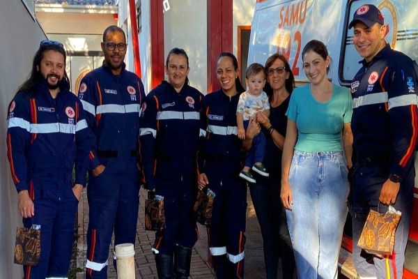 Equipe do SAMU reencontra bebê que foi salvo após cair na piscina