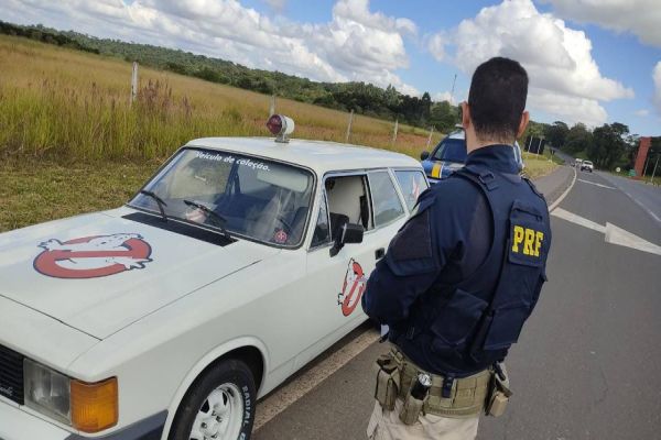 Imagem referente a notícia: Viatura dos Caça-Fantasmas é abordado em operação da PRF no Paraná