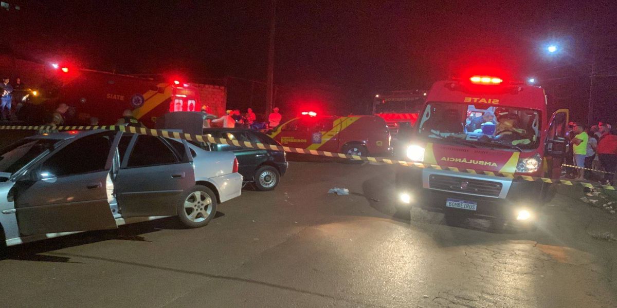 Colisão frontal entre dois carros deixa cinco feridos na Avenida Piquiri, em Cascavel