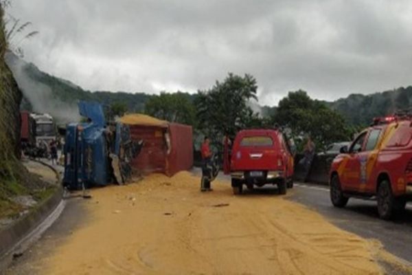 Caminhoneiro morre em acidente entre dois caminhões na BR-277 no litoral do Paraná