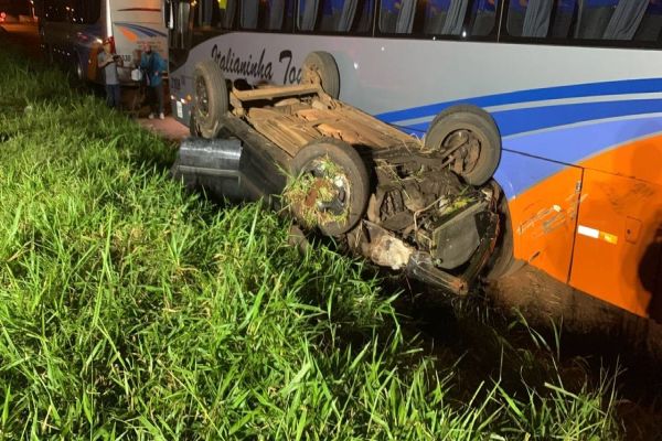 Imagem referente a notícia: Capotamento é registrado na BR-467, em Cascavel