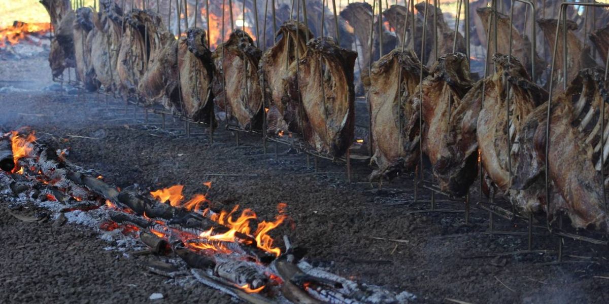 55ª Festa do Trabalhador reúne mais de 25 mil pessoas em mega churrasco com 22 toneladas de carne