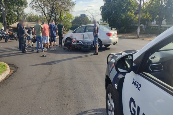 Jovem de 24 anos fica ferido após forte colisão entre Corolla e moto na Rua Antonina