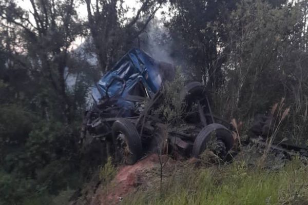 Imagem referente a notícia: Tragédia: Acidente envolvendo caminhões e carros deixa três mortos e quatro feridos na BR-277