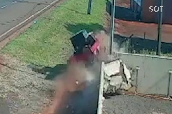 Imagem referente a notícia: Duas pessoas ficam feridas após capotamento na BR-277 no Bairro Santos Dumont