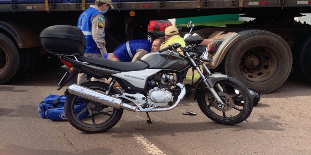 Motociclista de 28 anos fica ferido após colisão na Avenida Rocha Pombo